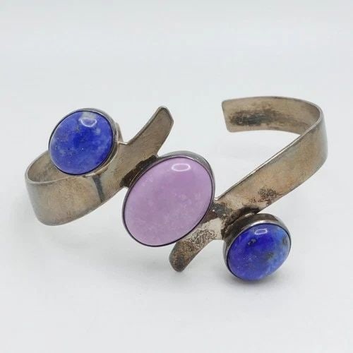 STERLING SILVER LAPIS LAZULI & SUGILITE CUFF BRACELET 7" WRIST: STERLING SILVER LAPIS LAZULI & SUGILITE CUFF BRACELET 7" WRIST Sterling Silver Lapis Lazuli & Sugilite Cuff Bracelet Fits up to 7" Wrist Center Gemstone Size - 18mm x 13mm Weight - 18.9 Grams Hallmark