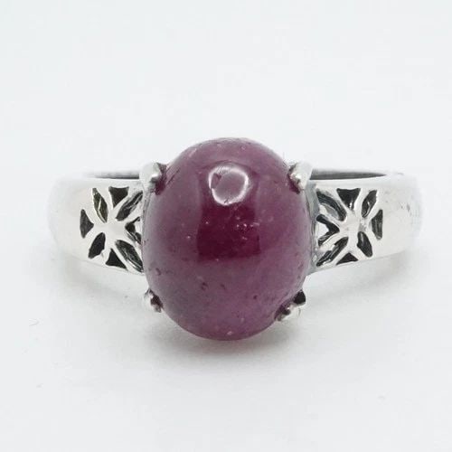 STERLING SILVER CABOCHON RUBY GEMSTONE RING SIZE 7: STERLING SILVER CABOCHON RUBY GEMSTONE RING SIZE 7 Sterling Silver Cabochon Ruby Gemstone Ring Size - 7 Band Width - 3mm Gemstone Size - 8mm x 9.5mm Total Weight - 4.3 Grams