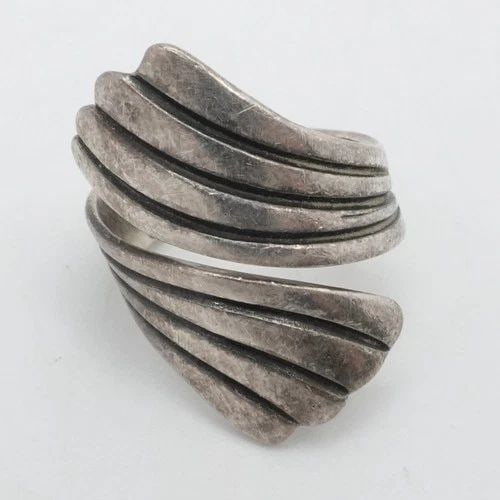 TAXCO AAR STERLING SILVER MEXICO WRAP BYPASS BAND RING SIZE 6.25: TAXCO AAR STERLING SILVER MEXICO WRAP BYPASS BAND RING SIZE 6.25 Taxco Signed AAR Sterling Silver Mexico Wrap Bypass Band Ring Size - 6.25 Band Width - 6mm Height - 25mm Total Weight - 6.1 Grams Very 
