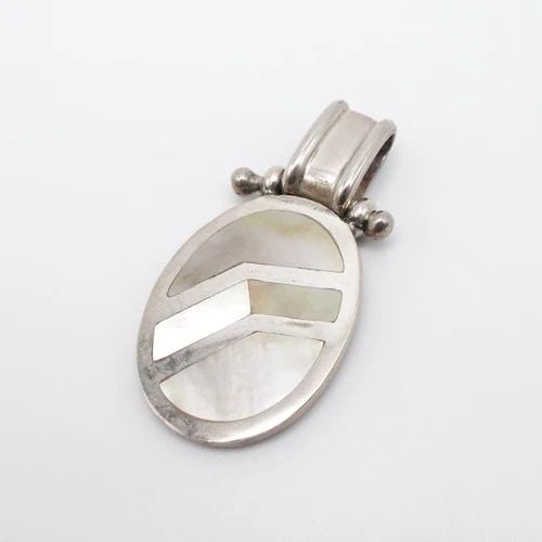 OP SILVER 950 MOTHER OF PEARL GEMSTONE INLAY OVAL PENDANT - 2": OP SILVER 950 MOTHER OF PEARL GEMSTONE INLAY OVAL PENDANT - 2" OP Silver 950 Mother of Pearl Gemstone Inlay Oval Pendant Height - 2" Length - 1" Bail Height - 10mm Bail Width - 5mm Total Weight - 19.3
