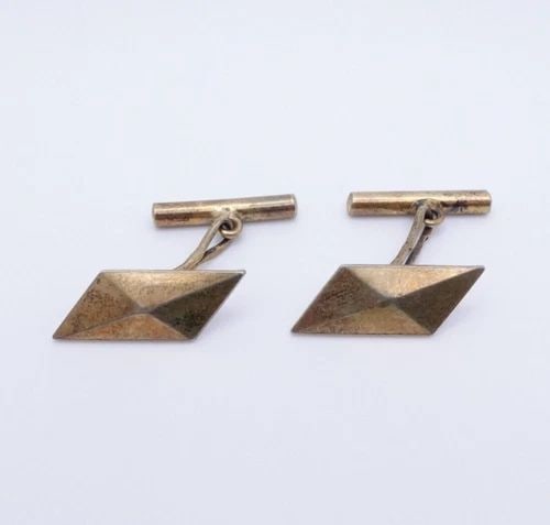 YELLOW GOLD PLATED & SILVER 875 GEOMETRIC CUFFLINKS: YELLOW GOLD PLATED & SILVER 875 GEOMETRIC CUFFLINKS Yellow Gold Plated & Silver 875 Vintage Geometric Cufflinks Height - 0.29" (7.5mm) Width - 0.78" (20mm) Total Weight - 6.3 Grams