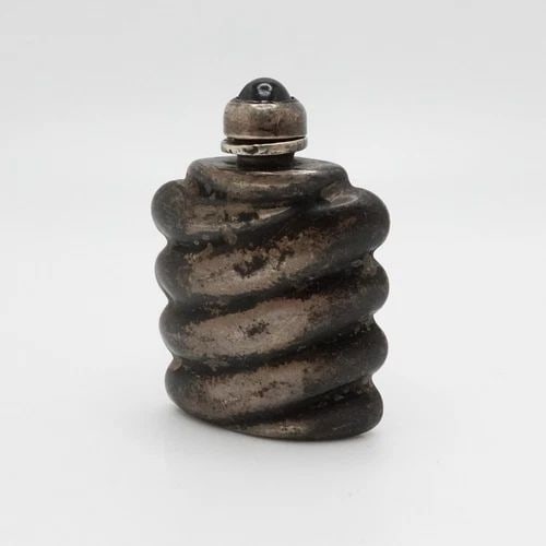 STERLING SILVER MEXICO PERFUME SNUFF BOTTLE HOLDER - 1.25": STERLING SILVER MEXICO PERFUME SNUFF BOTTLE HOLDER - 1.25" Sterling Silver Mexico Perfume Snuff Bottle Holder Height - 1.25" Length - 1.25" Width - 0.25" Weight - 9.1 Grams