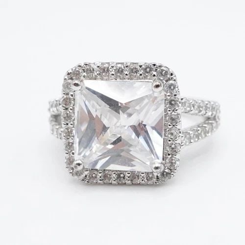 BGE STERLING SILVER PRINCESS CUT CLEAR CUBIC ZIRCONIA HALO RING - SIZE 7.5: BGE STERLING SILVER PRINCESS CUT CLEAR CUBIC ZIRCONIA HALO RING - SIZE 7.5 BGE Sterling Silver Princess Cut Clear Cubic Zirconia Halo Ring Size - 7.5 Band Width - 2.5mm Height - 14mm Total Weight - 6.