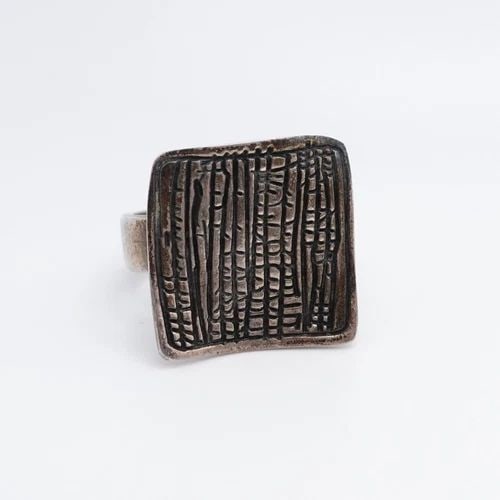 STERLING SILVER MODERNIST ABSTRACT SQUARE RING SIZE 9: STERLING SILVER MODERNIST ABSTRACT SQUARE RING SIZE 9 Sterling Silver Modernist Abstract Square Ring Size - 9 Band Width - 6mm Ring Height - 20mm Total Weight - 10.8 Grams