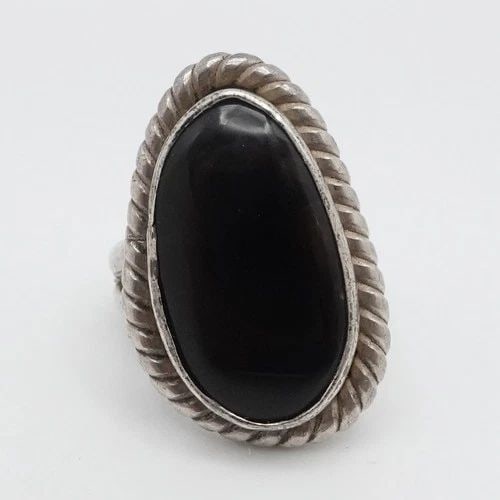 STERLING SILVER TWIST ROPE BLACK ONYX SPLIT SHANK RING SIZE 4.5: STERLING SILVER TWIST ROPE BLACK ONYX SPLIT SHANK RING SIZE 4.5 Sterling Silver Twist Rope Black Onyx Split Shank Ring Size - 4.5 Band Width - 5mm Gemstone Size - 21mm x 12mm Total Weight - 7.7 Grams