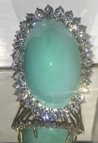 STUNNING VINTAGE 18K YELLOW GOLD RING NATURAL TURQUOISE 105.25CT.: STUNNING VINTAGE 18K YELLOW GOLD RING NATURAL TURQUOISE 105.25CT. STUNNING VINTAGE 18K YELLOW GOLD NATURAL TURQUOISE 105.25CT SIDE 28 NATURAL ROUND DIAMOND 5.50CT ( COLOR F CLARITY VS) COCKTAIL RING ,