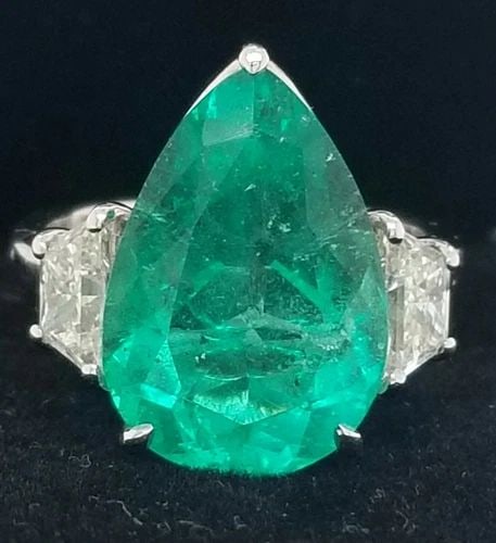 18K WHITE GOLD RING 8.01CT. NATURAL COLOMBIAN GREEN EMERALD PEAR SHAPE: 18K WHITE GOLD RING 8.01CT. NATURAL COLOMBIAN GREEN EMERALD PEAR SHAPE GORGEOUS 18K WHITE GOLD natural GREEN COLOMBIA EMERALD IN PEAR shape weight 7.17ct. size 16.7x11.6 very nice medium Green color n