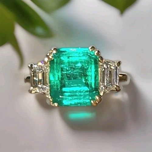 VINTAGE 14K YELLOW GOLD ENGAGEMENT RING 3.46CT.NATURAL COLOMBIAN EMERALD CUT GIA: VINTAGE 14K YELLOW GOLD ENGAGEMENT RING 3.46CT.NATURAL COLOMBIAN EMERALD CUT GIA This vintage 14K yellow gold engagement ring features a stunning 3.46CT natural Colombian emerald cut green gemstone GI