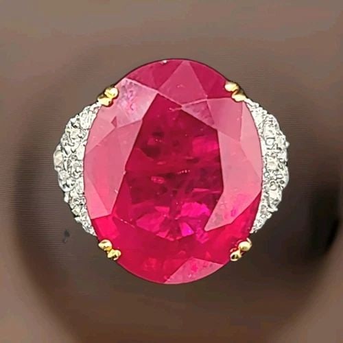 VINTAGE 14K WHITE YELLOW GOLD COCKTAIL RING 27.98CT. NATURAL FILLED OVAL RUBY: VINTAGE 14K WHITE YELLOW GOLD COCKTAIL RING 27.98CT. NATURAL OVAL RUBY Gorgeous vintage 14k white yellow gold ruby ring. vintage ring natural treated lead filled oval cut ruby weight 27.98ct. Size 20x