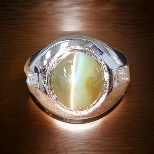 VINTAGE 14K WHITE GOLD UNISEX RING 8.24CT.NATURAL CAT'S EYE CHRYSOBERYL GIA CERT: VINTAGE 14K WHITE GOLD UNISEX RING 8.24CT.NATURAL CAT'S EYE CHRYSOBERYL GIA CERT This vintage unisex ring boasts a stunning 8.24CT natural cat's eye chrysoberyl gemstone, set in 14k white gold. The ri