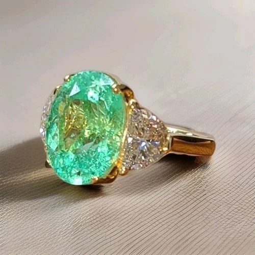 VINTAGE 18K YELLOW GOLD ENGAGEMENT RING 7.35CT.NATURAL COLOMBIA EMERALD GIA CERT: VINTAGE 18K YELLOW GOLD ENGAGEMENT RING 7.35CT.NATURAL COLOMBIA EMERALD GIA CERT This vintage 18k yellow gold engagement ring features a stunning 7.35CT natural Colombian emerald as the main stone, wi