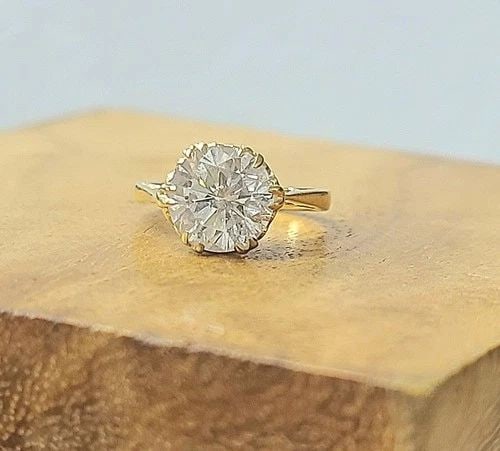 14K YELLOW GOLD VINTAGE ENGAGEMENT RING 2.82 CARAT NATURAL ROUND DIAMOND: 14K YELLOW GOLD VINTAGE ENGAGEMENT RING 2.82 CARAT NATURAL ROUND DIAMOND Crafted in solid 14K yellow gold, this exceptional Art Deco engagement ring, circa 1930s, showcases timeless antique elegance. 