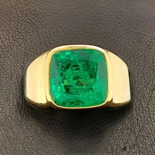 GORGEOUS 18K YELLOW GOLD MEN'S RING 10.55CT. LAB GROWN GREEN CUSHION EMERALD: GORGEOUS 18K YELLOW GOLD MEN'S RING 10.55CT. GEM GREEN CUSHION EMERALD Gorgeous 18k yellow gold Gents ring gem lab-created green emerald center weight 10.55ct. Size 13x13mm This gem faces up very nice