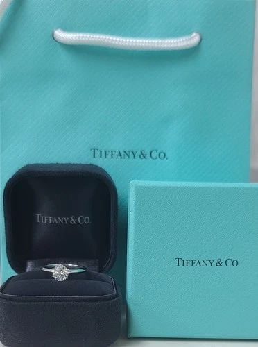 TIFFANY & CO PLATINUM ENGAGEMENT RING 1.00CT. NATURAL ROUND DIAMOND VS1-G GIA: TIFFANY & CO PLATINUM ENGAGEMENT RING 1.00CT. NATURAL ROUND DIAMOND VS1-G GIA Presenting an exquisite Tiffany & Co. platinum engagement ring, a timeless symbol of elegance, craftsmanship, and enduring