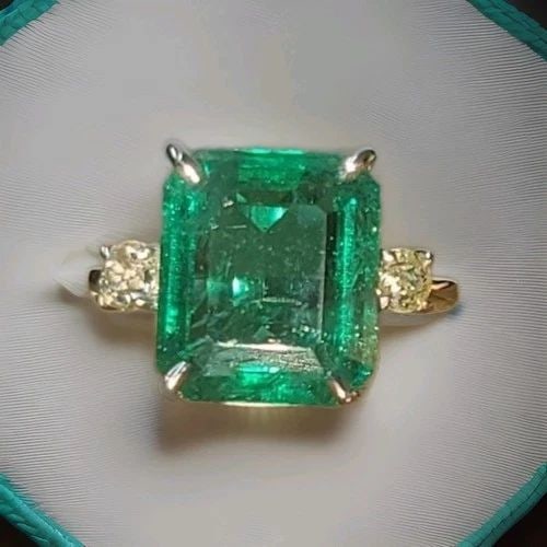 VINTAGE 14K WHITE GOLD ENGAGEMENT RING 7.15CT.NATURAL GREEN EMERALD DIAMOND GIA: VINTAGE 14K WHITE GOLD ENGAGEMENT RING 7.15CT.NATURAL GREEN EMERALD DIAMOND GIA This stunning vintage 14K white gold engagement ring features an impressive 7.15ct size 13.2x10.2mm natural green emeral