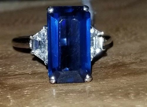 VINTAGE PLATINUM ENGAGEMENT RING 4.65CT.NATURAL BLUE SAPPHIRE RECTANGULAR SHAPE: VINTAGE PLATINUM RING 4.65CT. NATURAL BLUE SAPPHIRE EMERALD SHAPE GORGEOUS platinum Vintage engagement ring natural blue sapphire ring center Natural Sapphire in emerald cut weight 4.65ct. size 13.2x7
