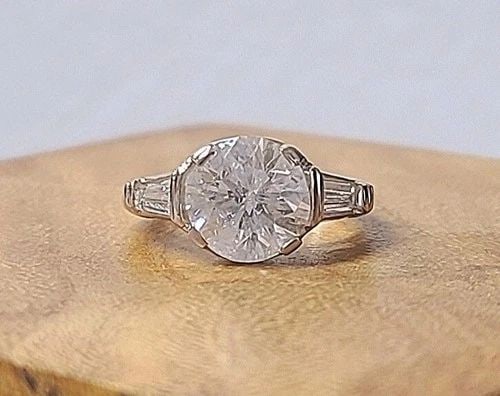 VINTAGE PLATINUM ENGAGEMENT RING 2.80CT. NATURAL DIAMOND ROUND SHAPE CIRC 1950'S: VINTAGE PLATINUM ENGAGEMENT RING 2.80CT. NATURAL DIAMOND ROUND SHAPE CIRC 1950'S Gorgeous Vintage Platinum Diamond Ring – 2.80ct Center + Baguette Sides Beautiful vintage platinum ring featuring a 2