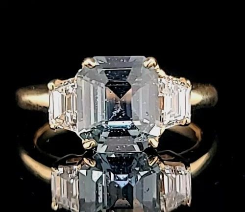 14K YELLOW GOLD ENGAGEMENT RING 2.59CT.UNTREATED TEAL BLUE SAPPHIRE GIA CERT: 14K YELLOW GOLD ENGAGEMENT RING 2.59CT.UNTREATED TEAL BLUE SAPPHIRE GIA CERT This stunning engagement ring features a radiant cut teal blue sapphire as the main stone, with two additional diamonds on 