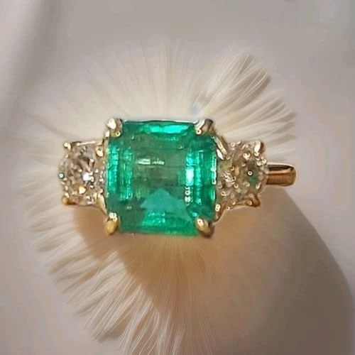 VINTAGE 14K YELLOW GOLD ENGAGEMENT RING 3.48CT.NATURAL GREEN EMERALD CUT DIAMOND: VINTAGE 14K YELLOW GOLD ENGAGEMENT RING 3.48CT.NATURAL GREEN EMERALD CUT DIAMOND Beautiful vintage 14K yellow gold three-stone ring featuring a 3.48CT natural emerald (8.5 × 8.0 mm) with a rich mediu