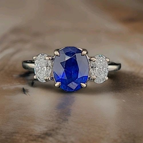 VINTAGE 14K WHITE GOLD ENGAGEMENT RING 2.87CT.NATURAL BLUE SAPPHIRE OVAL CUT: VINTAGE 14K WHITE GOLD ENGAGEMENT RING 3.57CT.NATURAL BLUE SAPPHIRE OVAL CUT GIA GORGEOUS vintage 14K WHITE GOLD engagement ring natural blue sapphire in oval shape center sapphire weight 3.57carat . 