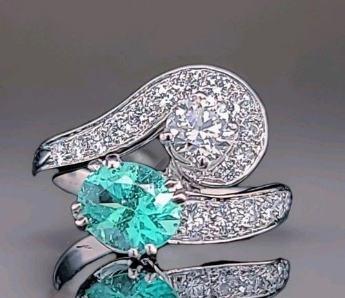 PLATINUM VINTAGE RING 1.65CT.NATURAL COLOMBIAN GREEN EMERALD & DIAMOND 1940'S: PLATINUM VINTAGE RING 1.65CT.NATURAL COLOMBIAN GREEN EMERALD & DIAMOND 1940'S This Platinum Vintage Ring from the 1940s features a stunning 1.10ct natural Colombian green emerald and the diamond weigh
