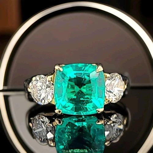 VINTAGE 14K YELLOW GOLD ENGAGEMENT RING 2.75CT. LAB GROWN GREEN EMERALD CUSHION: VINTAGE 14K YELLOW GOLD ENGAGEMENT RING 2.75CT. GREEN COLOMBIA EMERALD CUSHION This vintage 14k yellow gold ring is the perfect choice for those looking for a unique and timeless piece of jewelry. The