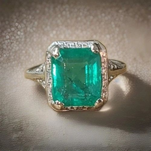 VINTAGE FILIGREE 14K WHITE GOLD ENGAGEMENT RING 4.06CT. NATURAL EMERALD 1930'S: VINTAGE FILIGREE 14K WHITE GOLD ENGAGEMENT RING 4.06CT. NATURAL EMERALD 1930'S Celebrate timeless romance with this exquisite Art Deco vintage engagement ring, beautifully crafted in 14K white gold wi