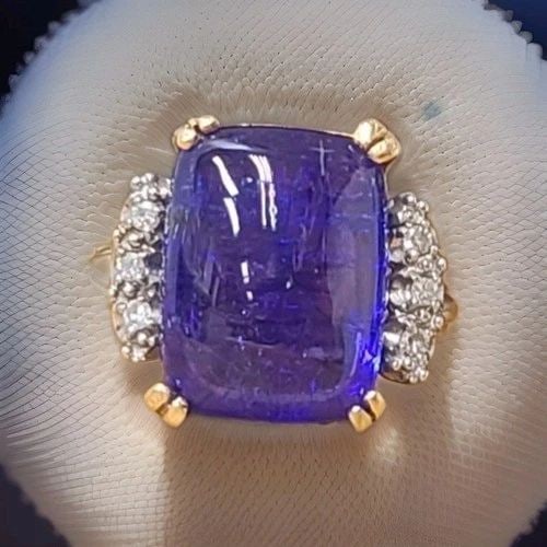 VINTAGE 14K YELLOW GOLD ENGAGEMENT 15.15CT. NATURAL TANZANITE CABOCHON CUSHION: VINTAGE 14K YELLOW GOLD ENGAGEMENT 15.15CT. NATURAL TANZANITE CABOCHON CUSHION Make a bold statement with this stunning vintage 14K yellow gold ring featuring a spectacular natural tanzanite cabochon 
