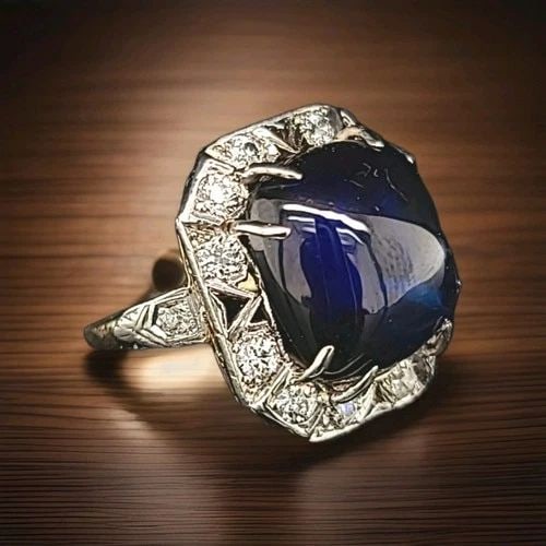 VINTAGE 14K WHITE GOLD RING 19.21CT. LAB GROWN BLUE SAPPHIRE CABOCHON 1940S: VINTAGE 14K WHITE GOLD RING 19.21CT.GEM BLUE SAPPHIRE CABOCHON CIRC 1940'S GORGEOUS 14k yellow gold Vintage sapphire ring circ 1940's center treated diffused blue sapphire cabochon shape weight 19.21c