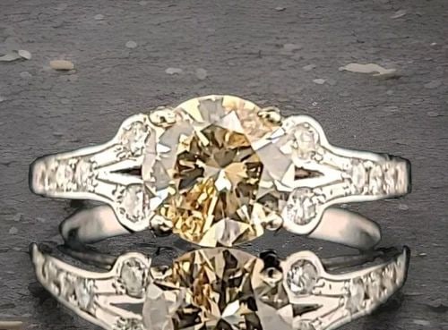 VINTAGE 14K WHITE GOLD ENGAGEMENT RING 1.28CT. NATURAL CHAMPAGNE ROUND DIAMOND: VINTAGE 14K WHITE GOLD ENGAGEMENT RING 1.28CT. NATURAL CHAMPAGNE ROUND DIAMOND This stunning vintage 14k white gold ring boasts a beautiful 1.28ct natural champagne round diamond as its centerpiece, s