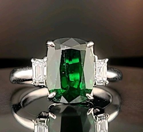 14K WHITE GOLD ENGAGEMENT RING 4.42CT.NATURAL GARNET TSAVORITE CUSHION SHAPE: 14K WHITE GOLD ENGAGEMENT RING 4.42CT.NATURAL GARNET TSAVORITE CUSHION SHAPE Gorgeous classic elegant vintage 14k white gold engagement three-stone ring natural green garnet tsavorite. Center gem natu