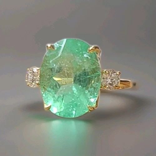 VINTAGE 14K YELLOW GOLD ENGAGEMENT RING 7.07CT.NATURAL COLOMBIA EMERALD OVAL: VINTAGE 14K YELLOW GOLD ENGAGEMENT RING 7.07CT.NATURAL COLOMBIA EMERALD OVAL This vintage 14k yellow gold engagement ring features a stunning 7.07ct oval-shaped natural Colombian emerald as the main s