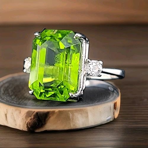 VINTAGE 14K WHITE GOLD ENGAGEMENT RING 11.44CT.NATURAL GREEN PERIDOT EMERALD CUT: VINTAGE 14K WHITE GOLD ENGAGEMENT RING 11.44CT.NATURAL GREEN PERIDOT EMERALD CUT GORGEOUS vintage 14k white gold engagement ring gem green peridot in an emerald shape Center natural green peridot in e