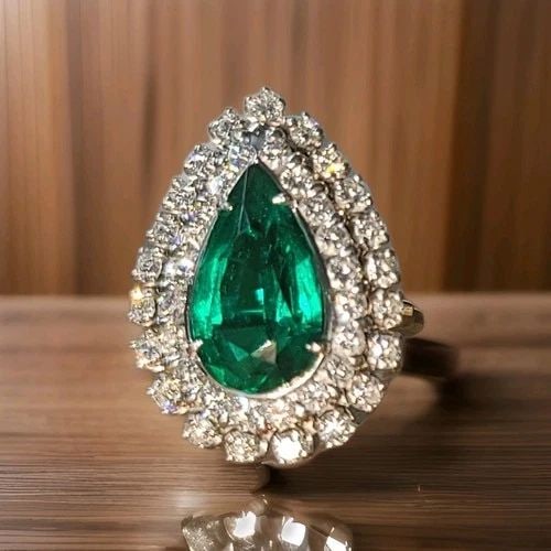 VINTAGE 14K WHITE GOLD STATEMENT RING 5.32CT.LAB GROWN GREEN EMERALD PEAR CUT: VINTAGE 14K WHITE GOLD STATEMENT RING 6.25CT.LAB GROWN GREEN EMERALD PEAR CUT This vintage 14k white gold ring is a statement piece with a lab-grown 6.25ct green emerald pear cut stone. The prong sett