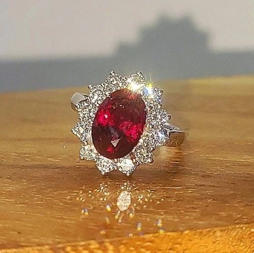 VINTAGE 18K WHITE GOLD ENGAGEMENT RING 4.38CT.NATURAL RHODOLITE GARNET OVAL CUT: VINTAGE 18K WHITE GOLD ENGAGEMENT RING 4.38CT.NATURAL RHODOLITE GARNET OVAL CUT Elegant 18K white gold engagement ring featuring a natural oval-cut Rhodolite Garnet Garnet weighing 4.38ct AGI certifie