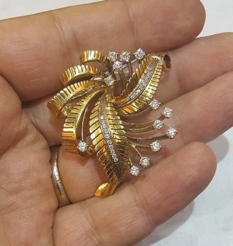 VINTAGE PLATINUM 18K YELLOW GOLD DIAMOND BROOCH: VINTAGE PLATINUM 18K YELLOW GOLD DIAMOND BROOCH Gorgeous Vintage PLATINUM 18K yellow Gold brooch SET NATURAL DIAMONDS TOTAL WEIGHTS 0.85CT SI1-H brooch weighs 12.2grams. The measurements of the brooch