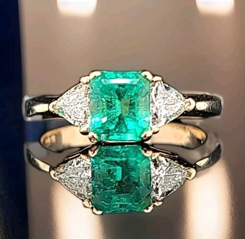 VINTAGE 14K YELLOW GOLD ENGAGEMENT RING 1.02CT.NATURAL COLOMBIA EMERALD CUT: This Vintage 14K Yellow Gold Engagement Ring features a stunning 1.02CT Natural Colombia Emerald Cut emerald as the main stone, surrounded by two trillion-shaped diamonds. The ring is designed in a co