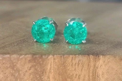14K WHITE GOLD STUDS EARRINGS 1.58CT. NATURAL GREEN COLOMBIA EMERALD ROUND CUT: 14K WHITE GOLD STUDS EARRINGS 1.58CT. NATURAL GREEN COLOMBIA EMERALD ROUND CUT 14K white gold STUDS earrings NATURAL GREEN COLOMBIA EMERALD 1.58 carat total weight SIZE 5.8MM ROUND shape QUALITY IS VE