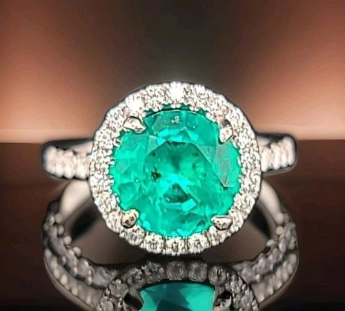 VINTAGE 18K WHITE GOLD ENGAGEMENT RING 3.05CT. LAB GROWN GREEN EMERALD ROUND CUT: 3.05 CARAT GEM COLOMBIA GREEN EMERALD 18K WHITE GOLD ENGAGEMENT RING Elevate your jewelry collection with this exquisite 3.05 carat Gem Colombia Green Emerald 18k White Gold Engagement Ring. The dazzl