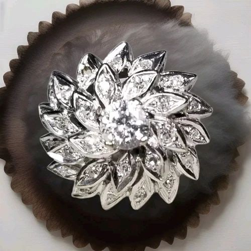 14K WHITE GOLD VINTAGE NATURAL ROUND DIAMOND RING 0.52CT SI2-H: 14K WHITE GOLD VINTAGE NATURAL ROUND DIAMOND RING 0.52CT SI2-H Vintage 14k white gold flower ring center natural round shape diamond weight 0.52ct. size 4.7mm SI2-H COLOR clean, lively,brilliant,spark
