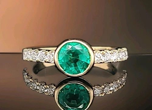 18K YELLOW GOLD NATURAL GREEN EMERALD & DIAMOND RING – 0.92 CT: 18K YELLOW GOLD RING 1.22CT. NATURAL GEM GREEN ROUND SHAPE Gorgeous 18k Yellow gold ring natural green Emerald, Center round shape weight 0.92ct. size 5.9m very nice rich medium green color nice luste