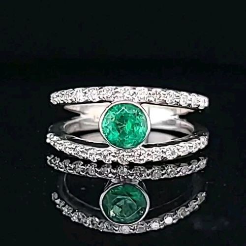 14K WHITE GOLD VINTAGE RING 1.20CT NATURAL GREEN EMERALD ROUND SHAPE: This stunning vintage ring is a must-have for any jewelry lover. Crafted from 14k white gold, it features a beautiful round-shaped natural green emerald with a diameter of 5.6mm. The gemstone's clarit