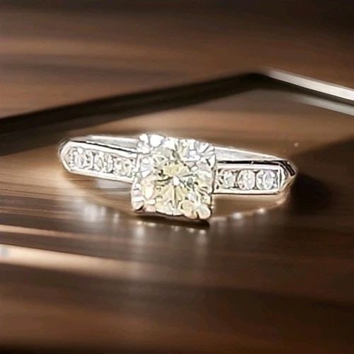 PLATINUM VINTAGE ENGAGEMENT RING 0.72CT. NATURAL ROUND DIAMOND CIRC 1930'S: 0.72CT PLATINUM VINTAGE ENGAGEMENT RING NATURAL ROUND DIAMOND CIRC 1930'S Gorgeous Vintage natural round Diamond Platinum Engagement ring circ 1930's center round natural diamond weight 0.72ct SIZE 5.