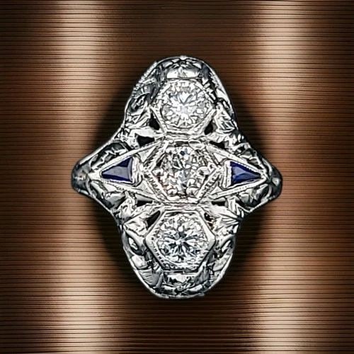 18K WHITE GOLD ART DECO FILIGREE RING 0.55CT OLD MINE CUT ROUND DIAMOND: 18K WHITE GOLD ART DECO FILIGREE RING 0.55CT OLD MINE CUT ROUND DIAMOND Gorgeous Vintage art deco filigree 18k white gold ring natural old mine cut Diamond circ 1930's Set three center old mine cut na