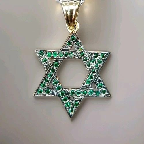 14K MULTI-TONE GOLD NECKLACE STAR DAVID PENDANT 1.15CT NATURAL GREEN EMERALD: 14K WHITE GOLD NECKLACE STAR DAVID PENDANT 1.15CT NATURAL GREEN EMERALD 14k white gold necklace star David pendant set natural green emerald weight 1.15ct size of the star pendant 1 inch long and wide