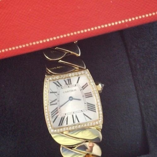 FULL SET CARTIER LA DONA LADIES 28 MM 18K YELLOW GOLD DIAMOND BEZEL WATCH 2836: FULL SET CARTIER LA DONA LADIES 28 MM 18K YELLOW GOLD DIAMOND BEZEL WATCH Manufacturer Cartier Category LA DONA Reference Number WE60020H Additional Keywords 2836 LARGE MODEL Band Yellow Gold Band Col
