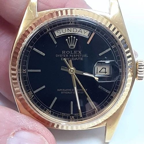 ROLEX DAY-DATE PRESIDENT 36 MM BLACK DIAL 18K YELLOW GOLD GLOSSY GILT WATCH 1803: ROLEX DAY-DATE PRESIDENT 36 MM BLACK DIAL 18K YELLOW GOLD GLOSSY GILT WATCH Manufacturer Rolex Category Day-Date President Reference Number 1803 Additional Keywords GLOSSY GILT DIAL Bezel 18 kt yellow