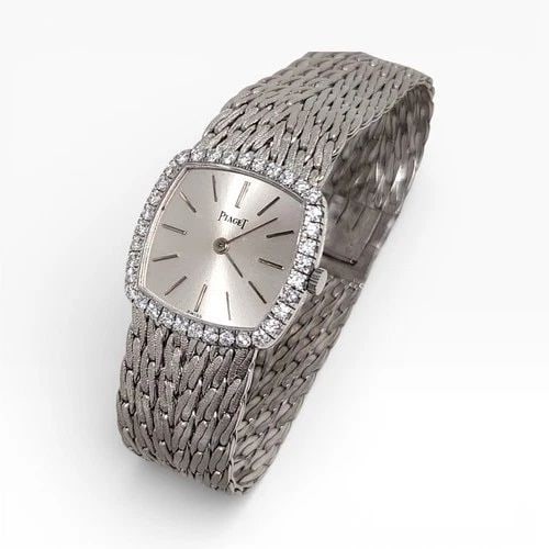 PIAGET LADIES 23 MM 18K WHITE GOLD INTEGRATED MANUAL WATCH 9236: PIAGET LADIES 23 MM 18K WHITE GOLD INTEGRATED MANUAL WATCH Manufacturer Piaget Category Classic Reference Number 9236 Band Type Integrated Bezel Diamonds Bezel Box No Case Mes 23 mm X 23 mm Case No. 1