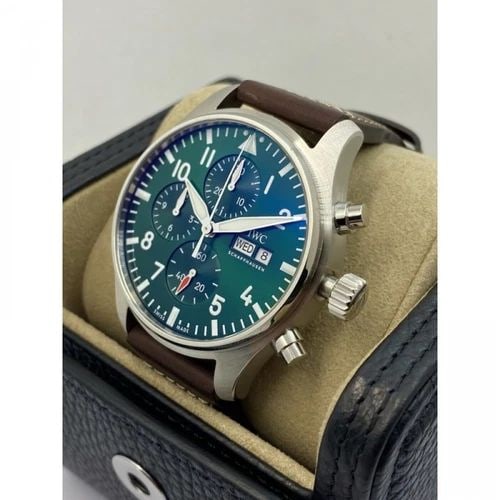 NEW IWC PILOTS STAINLESS STEEL AUTOMATIC 43 MM GREEN WATCH IW378005: NEW IWC PILOTS STAINLESS STEEL AUTOMATIC 43 MM GREEN WATCH Manufacturer IWC Category Pilots Reference Number IW378005 Band Color Brown Band Type Leather Box Yes Condition New with tags Crystal Sapphir