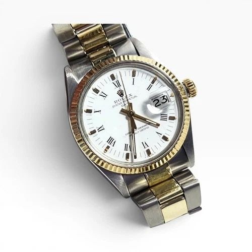 ROLEX DATE 34 MM TWO TONE OYSTER WHITE ROMAN AUTOMATIC WATCH 1500 CIRCA 1973: ROLEX DATE 34 MM TWO TONE OYSTER WHITE ROMAN AUTOMATIC WATCH 1500 CIRCA 1973 Manufacturer Rolex Category Mens Date 34mm Subcategory Plastic Crystal Non Quick Reference Number 1500 Band Steel ,Yellow G